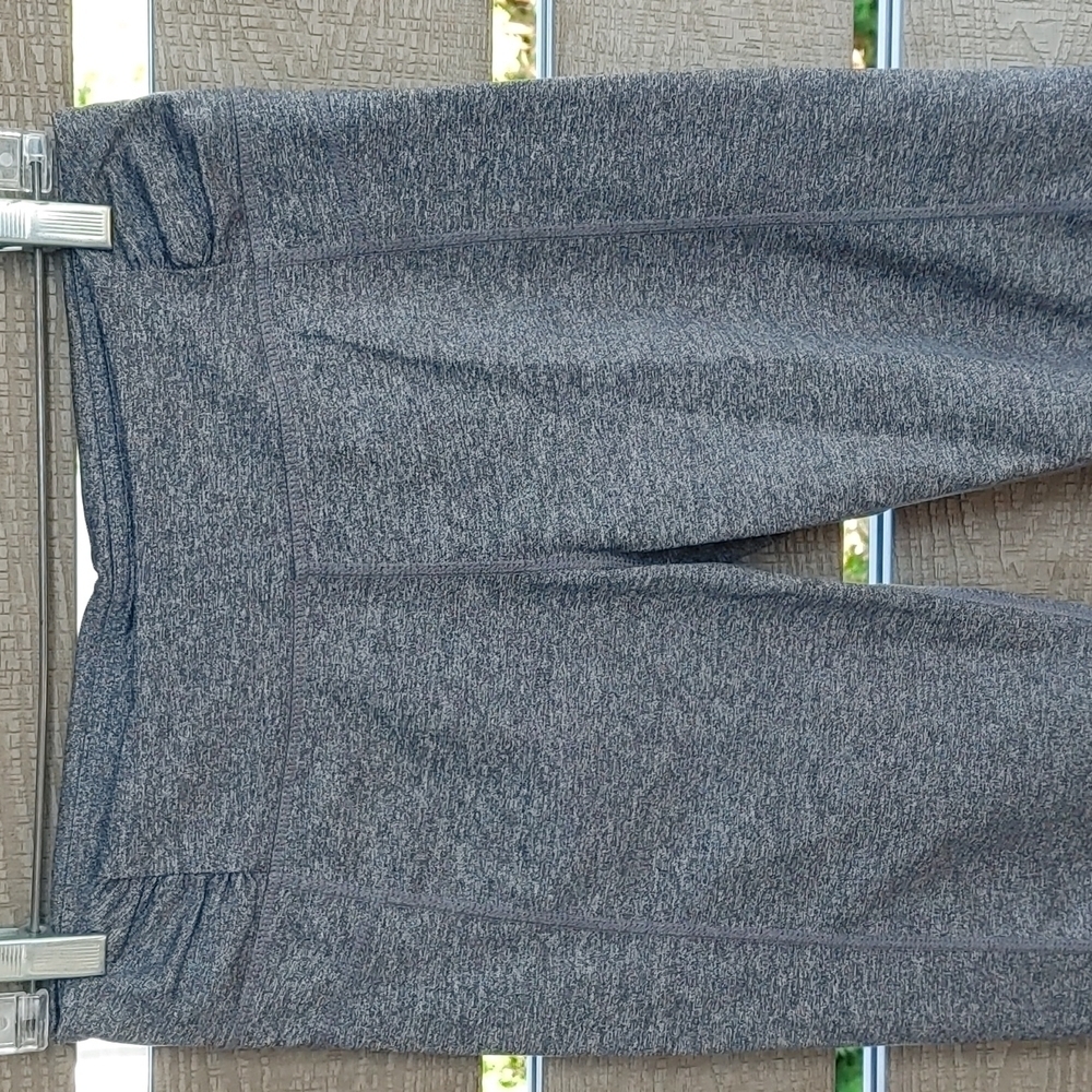 Kirkland signature Capri leggings size M gray